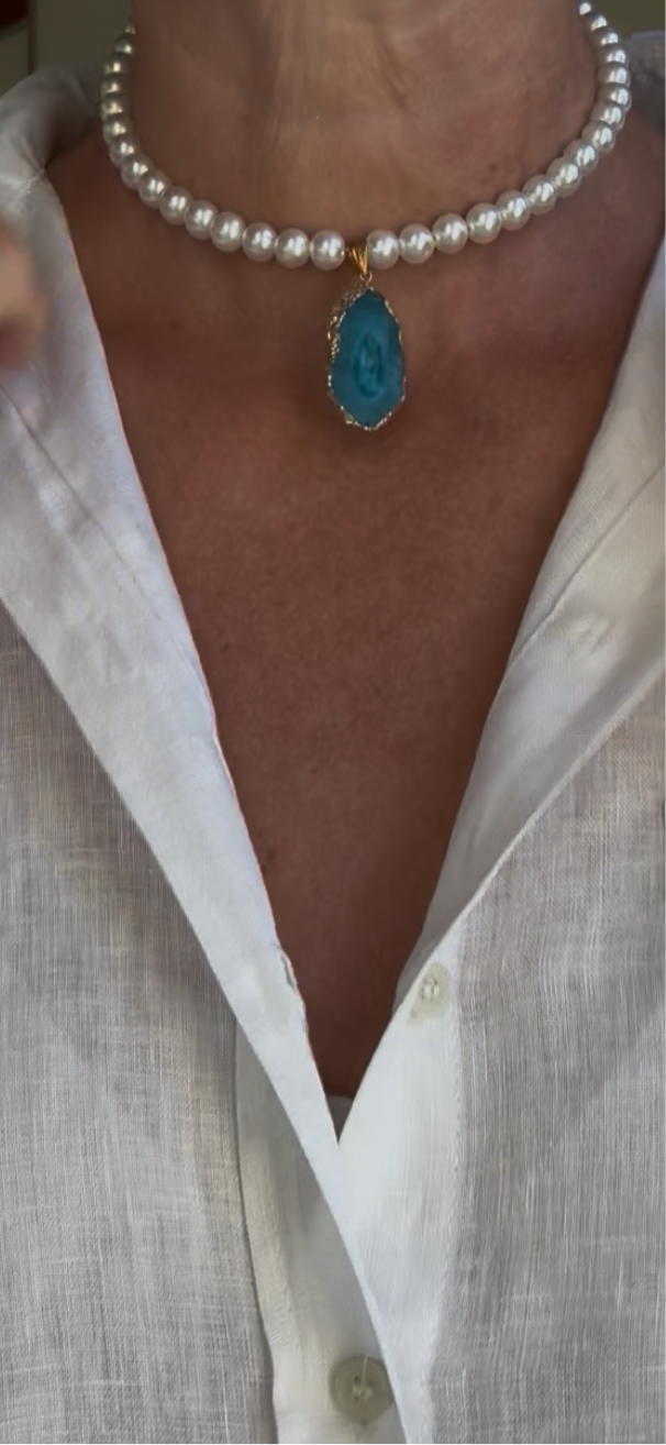 Collana corta con perle e pietra colotata