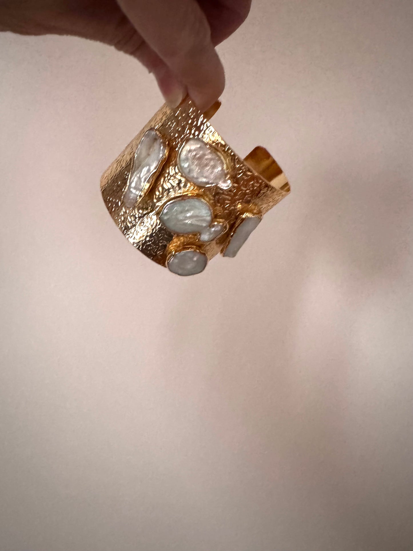 Armband aus Messing und Perlen