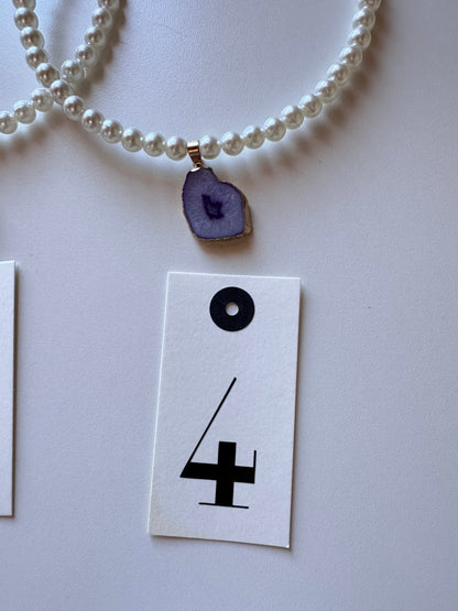 Collana corta con perle e pietra colotata