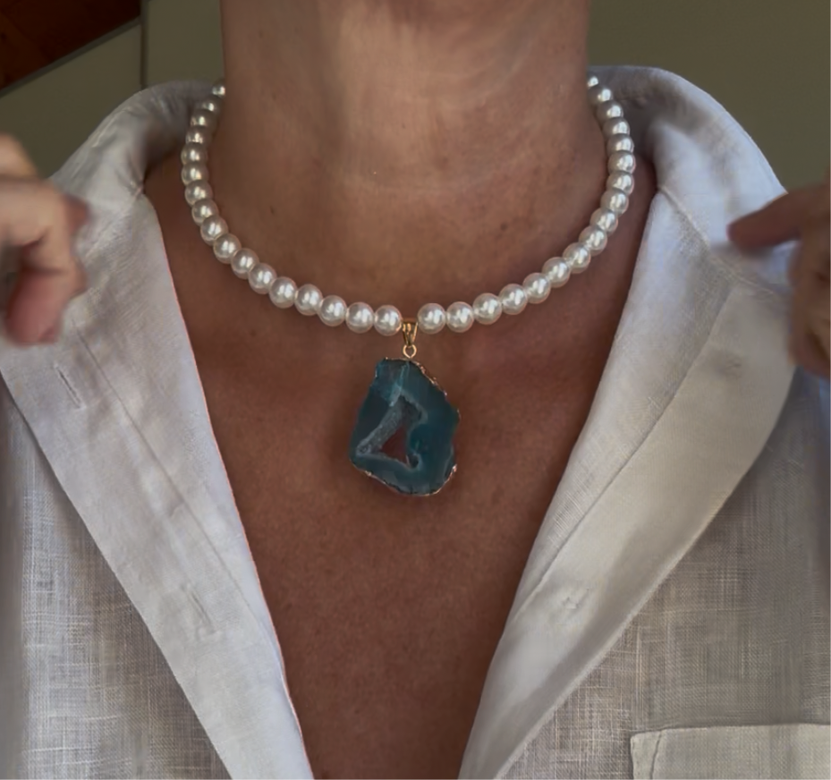 Collana corta con perle e pietra colotata