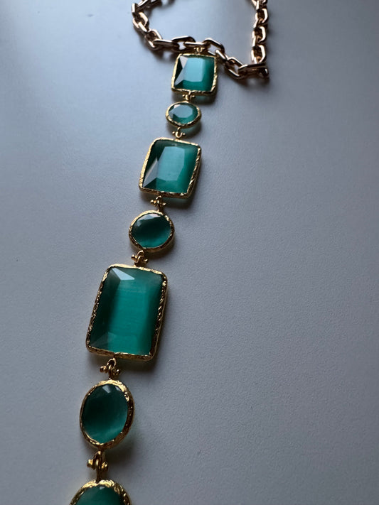 Catena con cristalli colorati