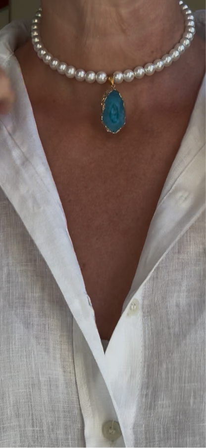Collana corta con perle e pietra colotata