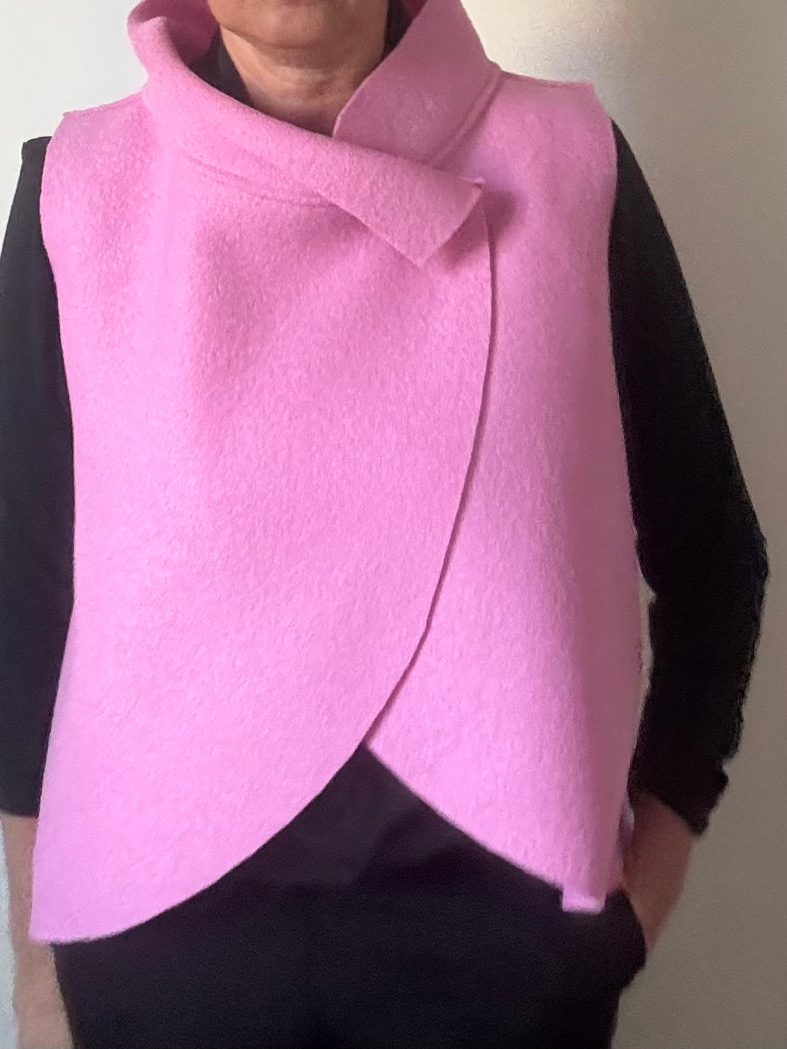 Gilet in lana cotta con collo a cratere