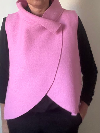 Gilet in lana cotta con collo a cratere
