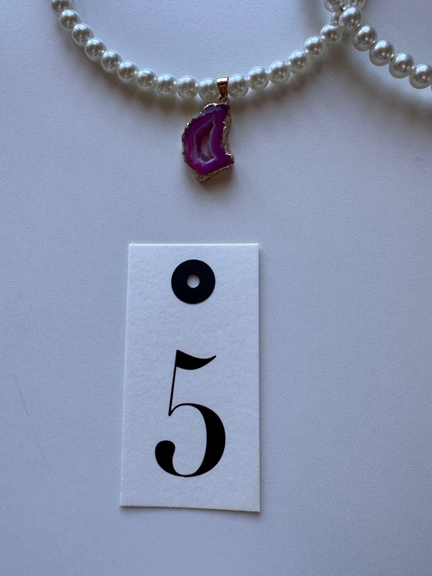 Collana corta con perle e pietra colotata