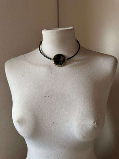 Girocollo con pietra centrale