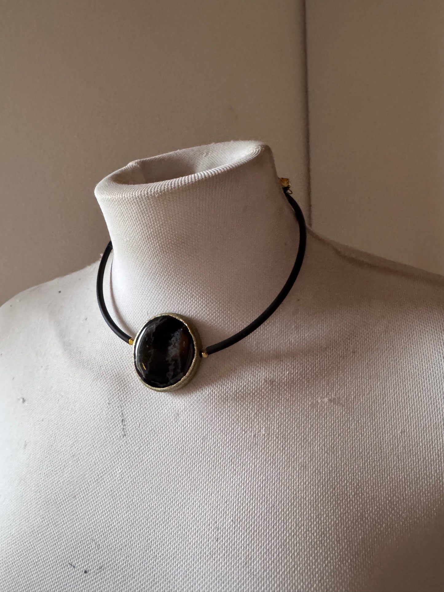 Girocollo con pietra centrale