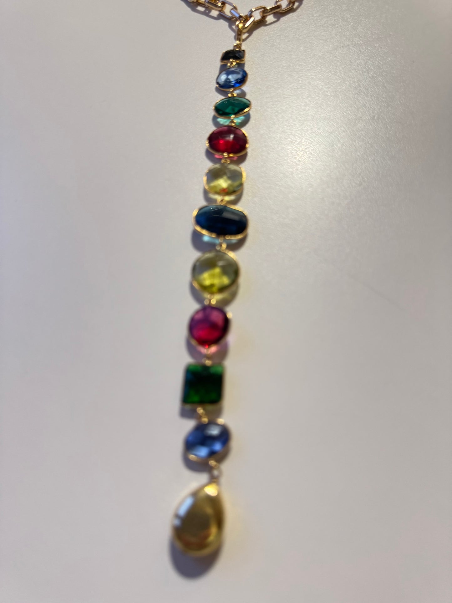 Catena con cristalli colorati
