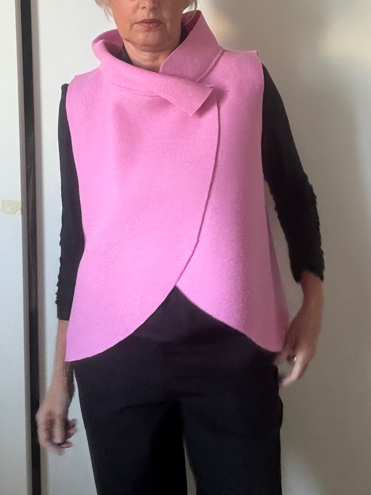 Gilet in lana cotta con collo a cratere