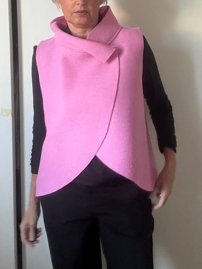 Gilet in lana cotta con collo a cratere