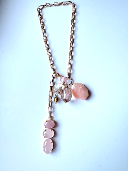 Catena con pietre e charms
