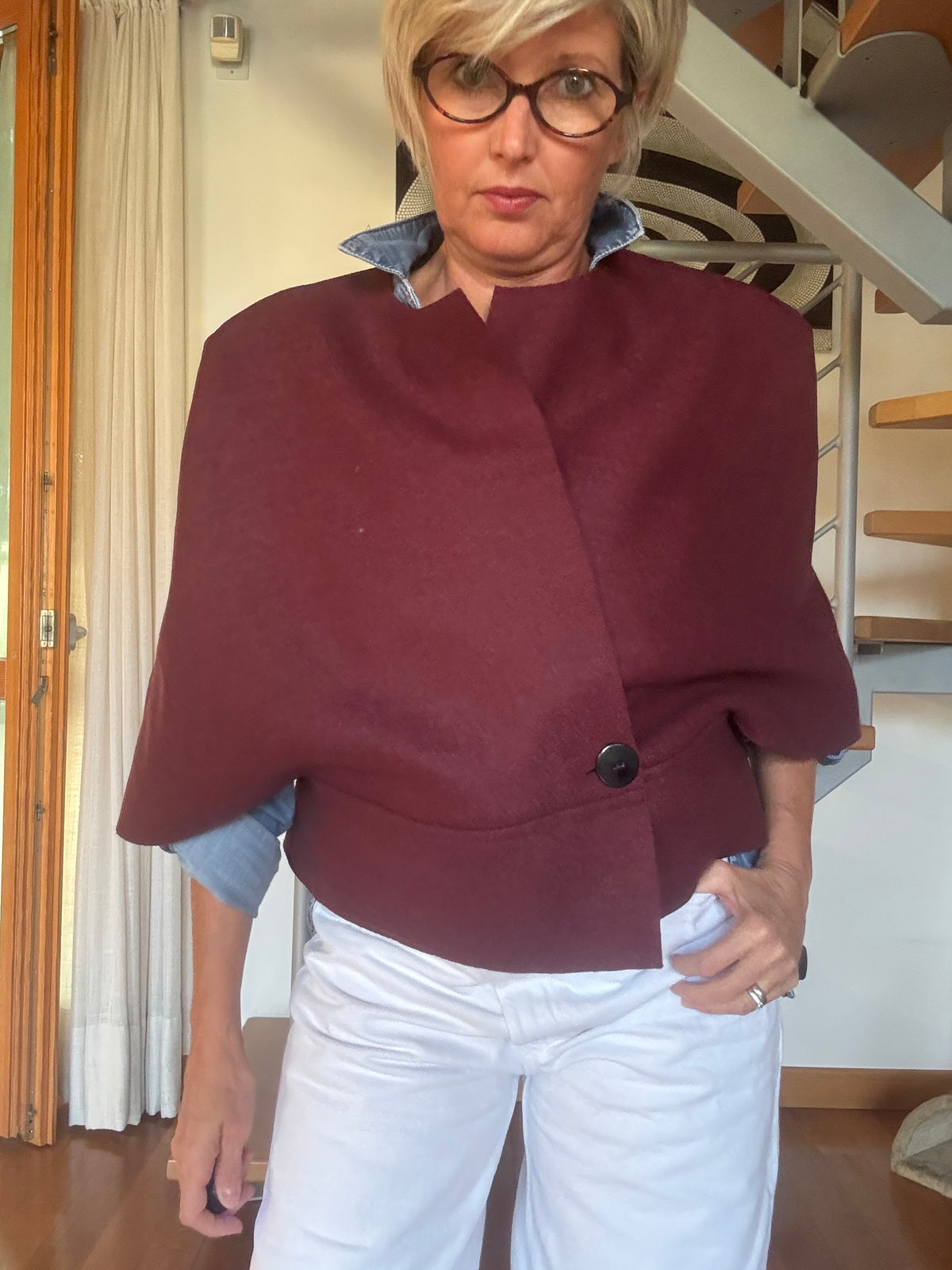 Mantellina bordeaux in lana cotta, indossata sopra una camicia