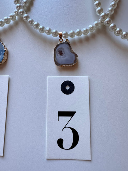 Collana corta con perle e pietra colotata