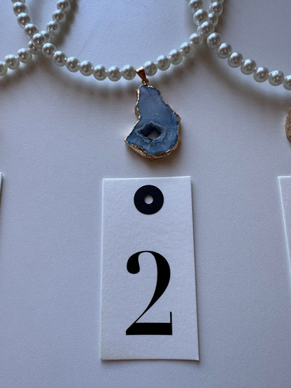 Collana corta con perle e pietra colotata