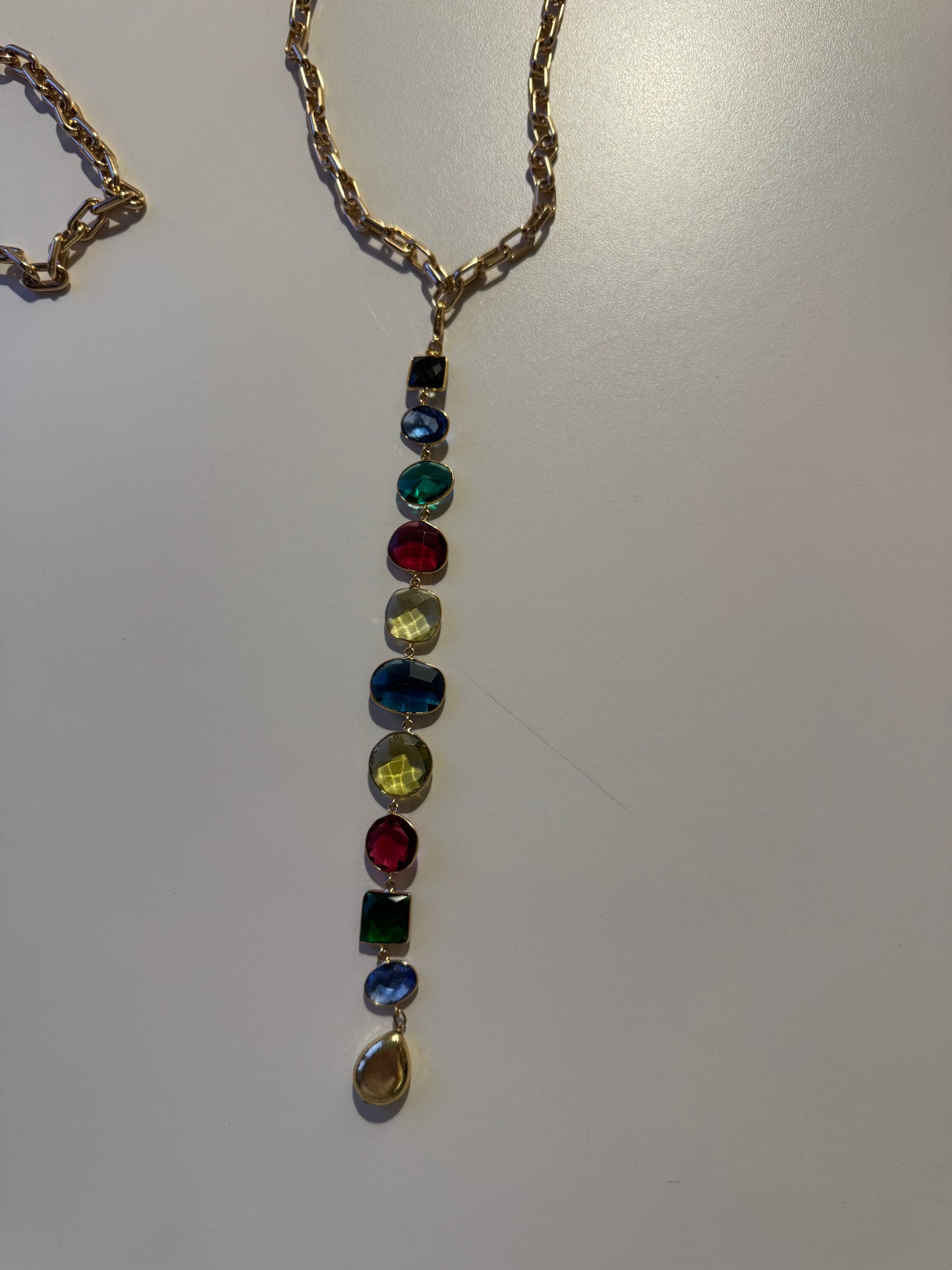 Catena con cristalli colorati