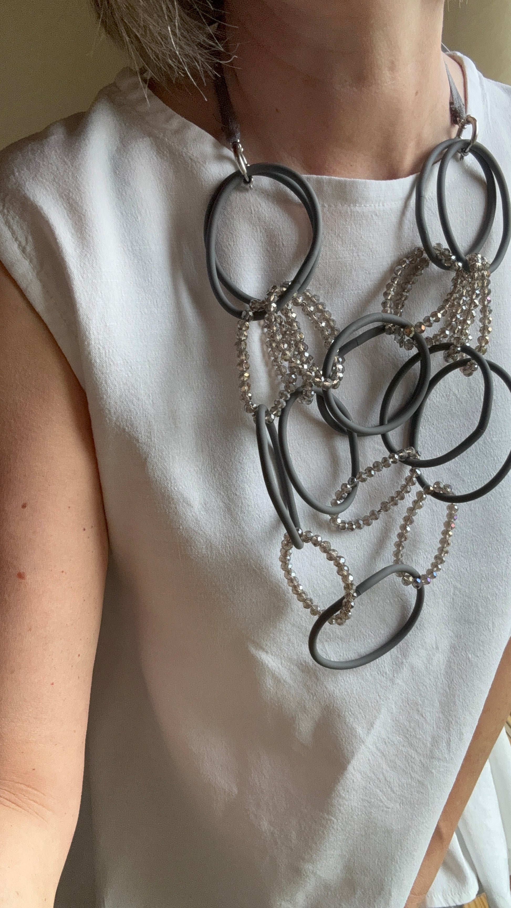 Collana lunga regolabile Nexus con cerchi in cristallo e gomma, chiusura separabile a moschettoni