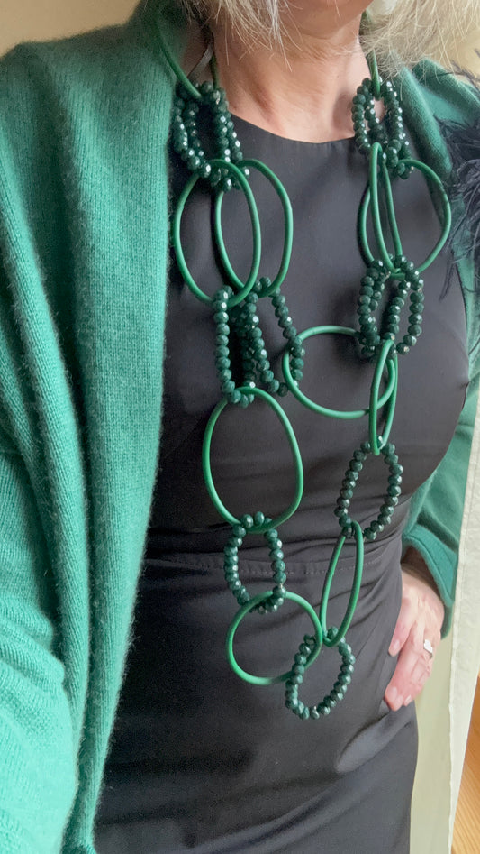 Collana lunga regolabile Nexus con cerchi in cristallo e gomma, chiusura separabile a moschettoni