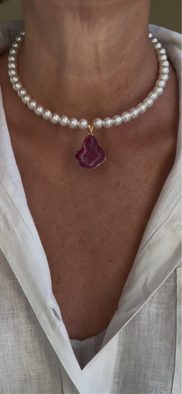 Collana corta con perle e pietra colotata