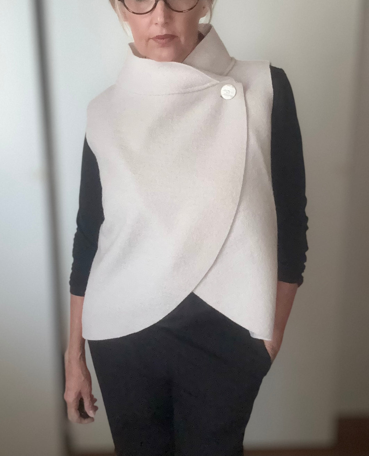 Gilet in lana cotta con collo a cratere