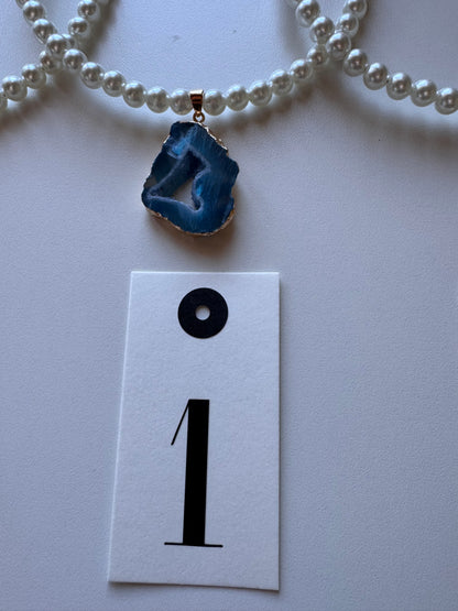 Collana corta con perle e pietra colotata