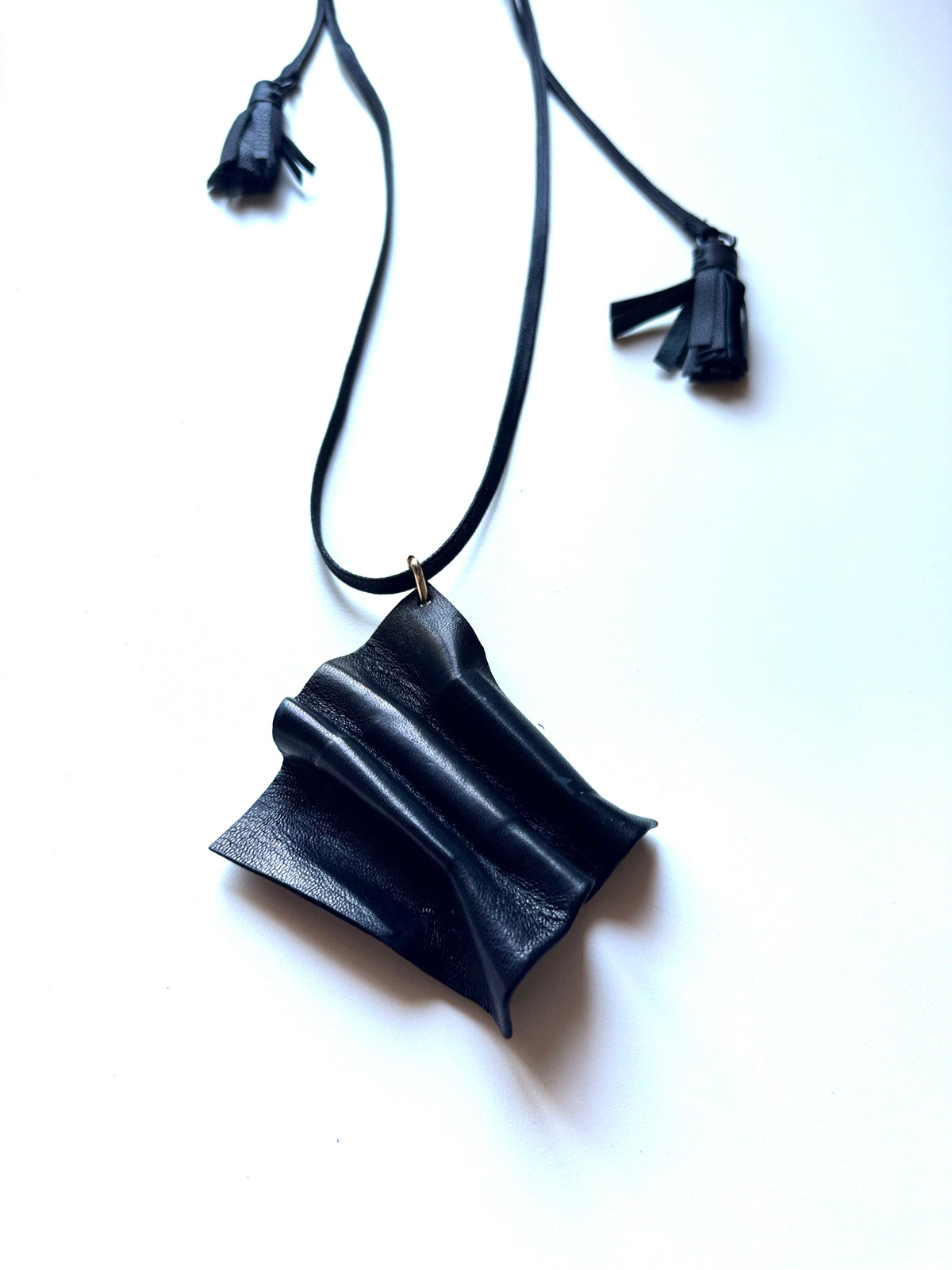 Collana scultura in pelle