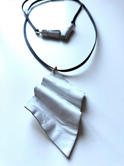 Collana scultura in pelle