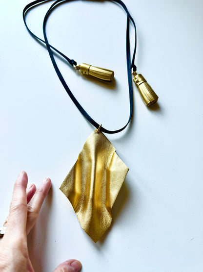 Collana scultura in pelle