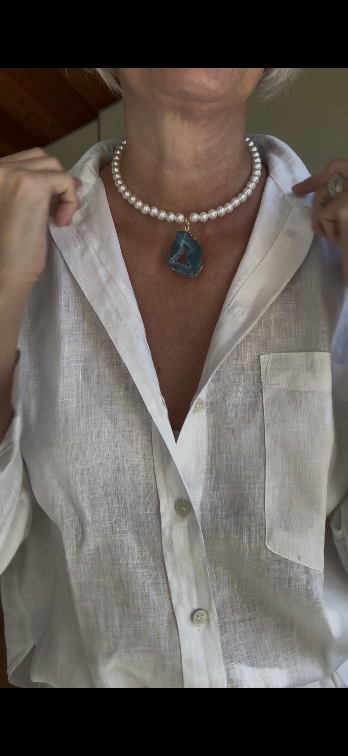 Collana corta con perle e pietra colotata