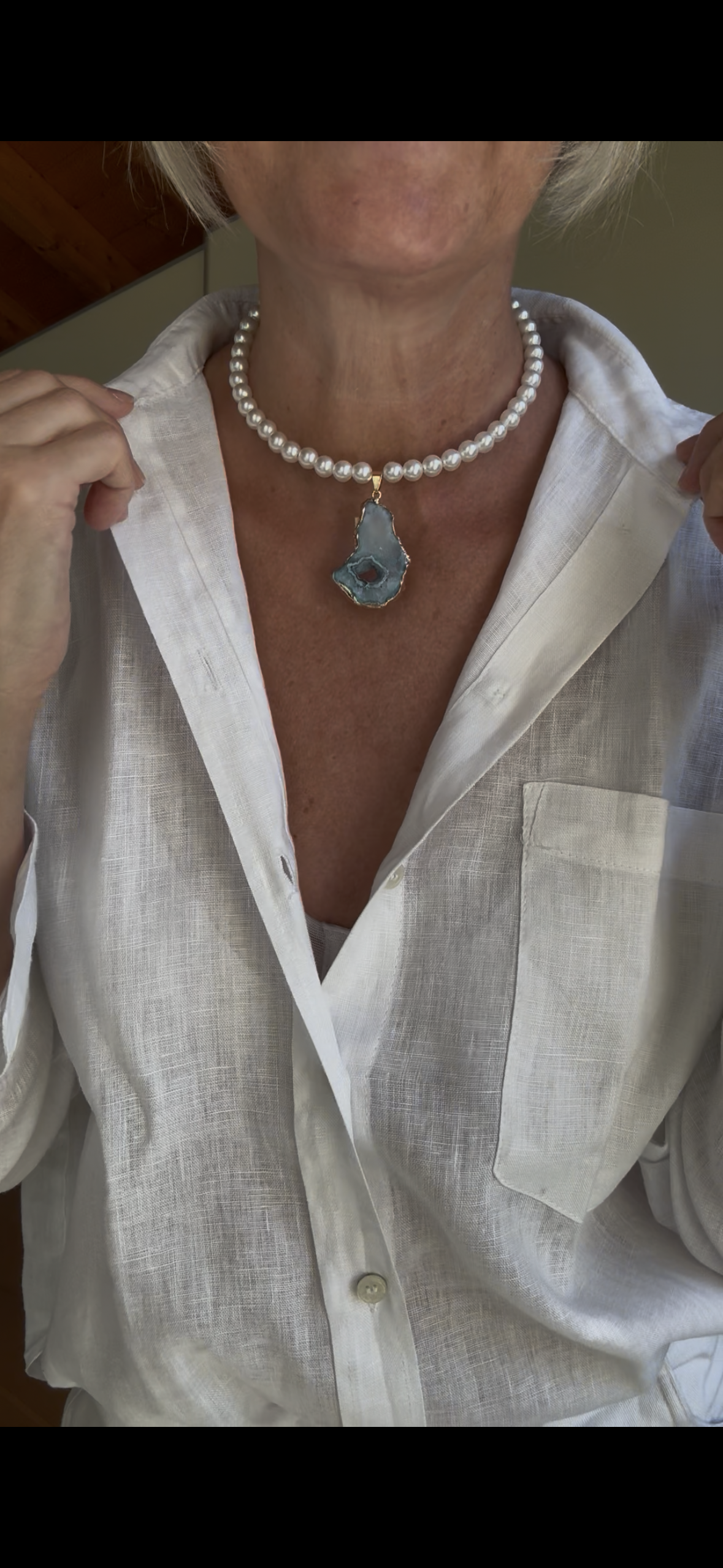 Collana corta con perle e pietra colotata