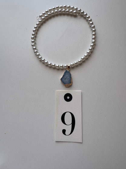 Collana corta con perle e pietra colotata