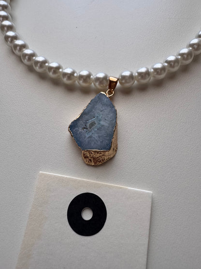Collana corta con perle e pietra colotata